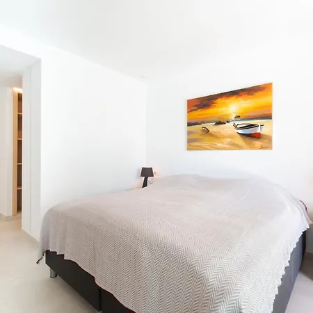 Jade Tower - 2-bedroom Coastal Luxury In