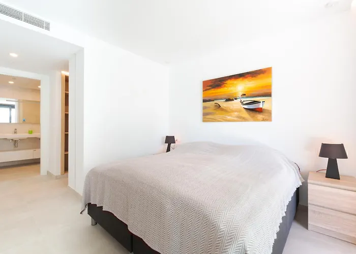 Jade Tower - 2-bedroom Coastal Luxury In